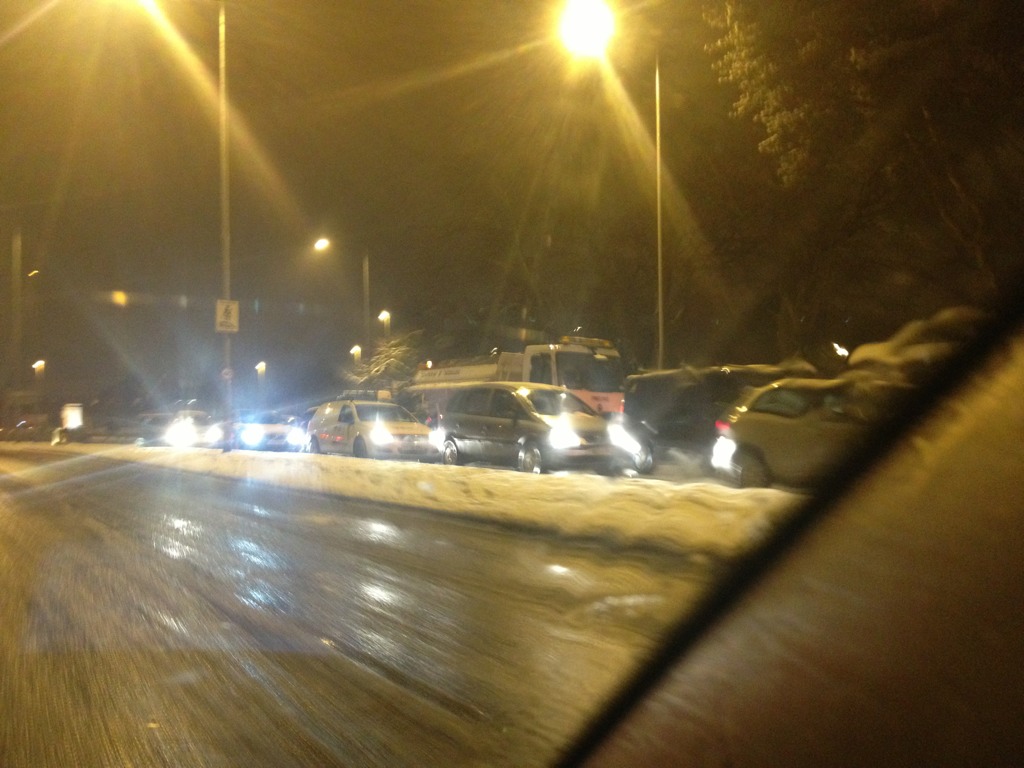 Grid locked gritter. Headingley ring road / A660 @radioandrewe