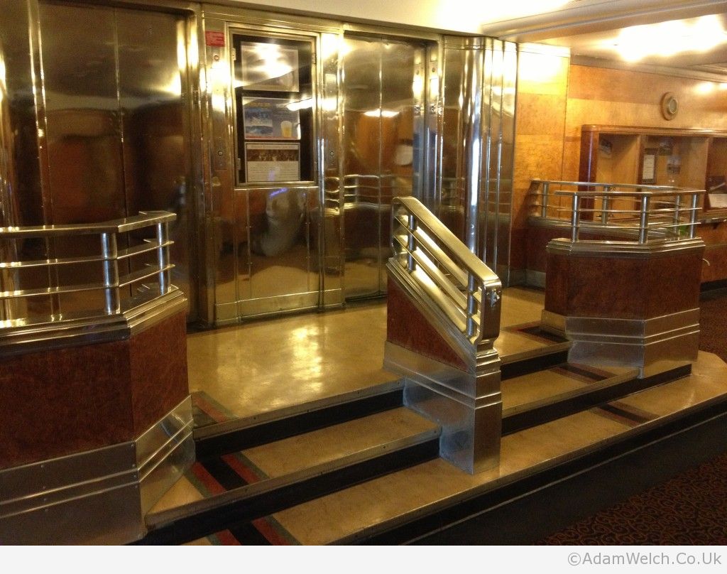 Spot the (deliberate?) mistake with these lifts aboard the @TheQueenMary